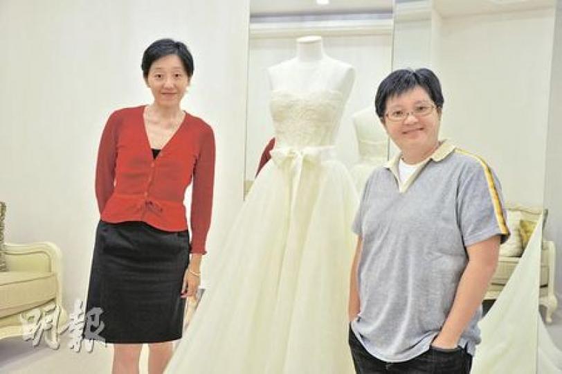 吳尚怡(左)、李愛華(右)在上海開設婚禮策劃服務,並代理3個歐洲牌子婚紗,在上海的銷售權,每件約由3萬至10萬元人民幣。(陳健佳攝)(明報製圖) 吳尚怡(左)、李愛華(右)在上海開設婚禮策劃服務,並代理3個歐洲牌子婚紗,在上海的銷售權,每件約由3萬至10萬元人民幣。(陳健佳攝)(明報製圖)