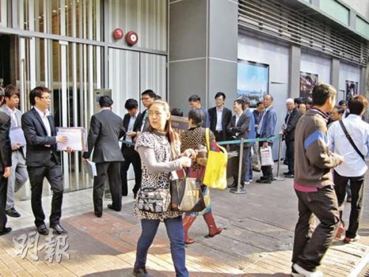 恒地的油麻地「翠匯軒」開售在即,市場估計昨日有逾150組客人,參觀現樓示範單位。(林可為攝) 恒地的油麻地「翠匯軒」開售在即,市場估計昨日有逾150組客人,參觀現樓示範單位。(林可為攝)