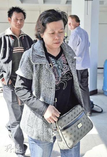 女事主黃惠珍的姑母指被告常向侄女伸手要錢,在庭上直喚他「殺人犯」。(葉漢華攝) 女事主黃惠珍的姑母指被告常向侄女伸手要錢,在庭上直喚他「殺人犯」。(葉漢華攝)