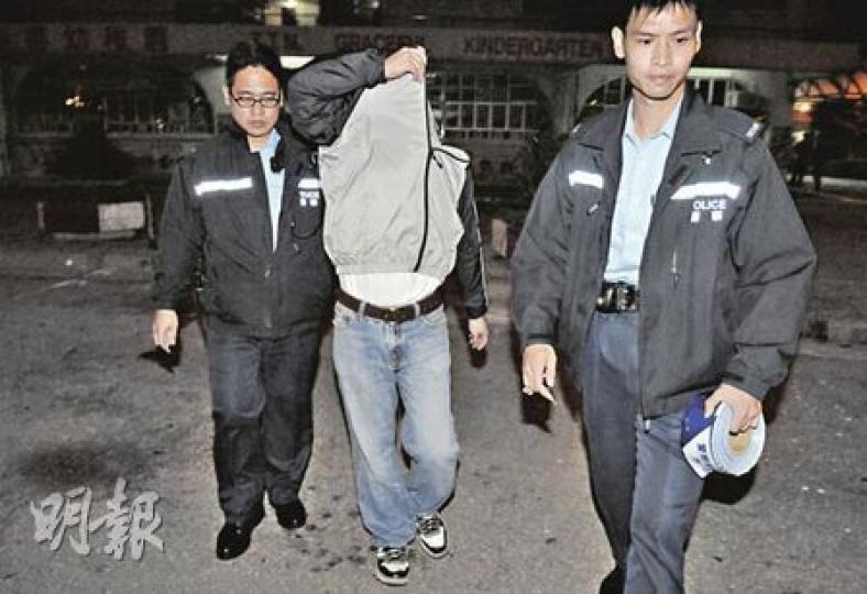 涉嫌追債傷人的男子(右),折返現場時被認出,警方拘捕他帶署問話。(蔡方山攝)姓張男子疑被人追債打傷,事後登上救護車送院治理。(蔡方山攝) 涉嫌追債傷人的男子(右),折返現場時被認出,警方拘捕他帶署問話。(蔡方山攝)姓張男子疑被人追債打傷,事後登上救護車送院治理。(蔡方山攝)