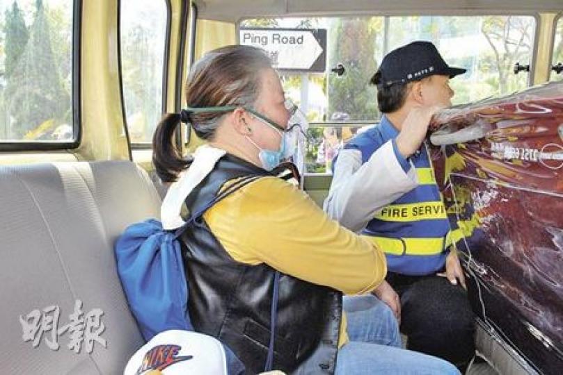 被撞小巴上有多名乘客受傷,部分傷者事後留在車廂內,由救護人員初步檢查。(蘇偉明攝)專線小巴埋站落客時,遭駛至客貨車撞尾,釀8人受傷意外。(蘇偉明攝) 被撞小巴上有多名乘客受傷,部分傷者事後留在車廂內,由救護人員初步檢查。(蘇偉明攝)專線小巴埋站落客時,遭駛至客貨車撞尾,釀8人受傷意外。(蘇偉明攝)