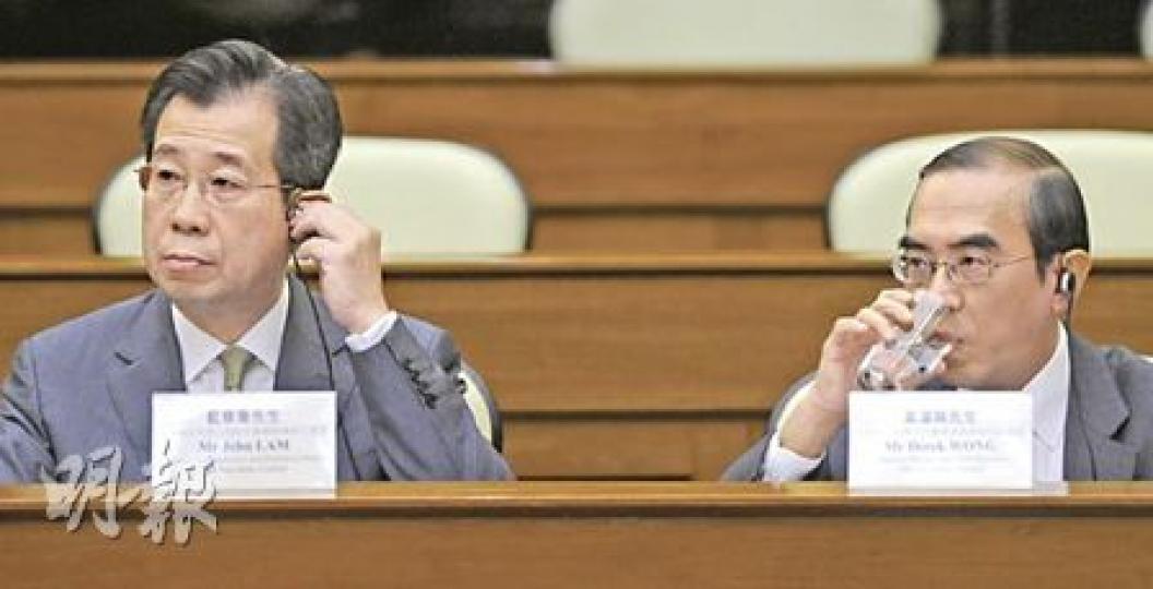 大新銀行執行董事兼零售銀行處主管藍章華(左)及董事總經理黃漢興(右)立法會雷曼研訊。(劉焌陶攝) 大新銀行執行董事兼零售銀行處主管藍章華(左)及董事總經理黃漢興(右)立法會雷曼研訊。(劉焌陶攝)