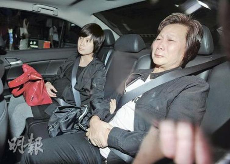 殉職消防員陳兆龍母親(右)昨難掩喪子之痛,在庭上哭至全身抽搐,離開法庭時仍在私家車上飲泣。(朱永倫攝)殉職消防隊目蕭永方遺孀(左)連日到庭旁聽,昨未有對裁決結果發表意見。(朱永倫攝) 殉職消防員陳兆龍母親(右)昨難掩喪子之痛,在庭上哭至全身抽搐,離開法庭時仍在私家車上飲泣。(朱永倫攝)殉職消防隊目蕭永方遺孀(左)連日到庭旁聽,昨未有對裁決結果發表意見。(朱永倫攝)