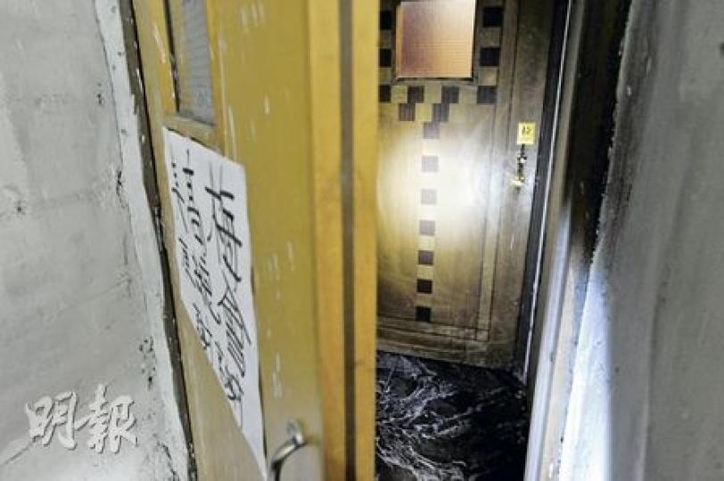 嘉禾大廈2樓美高梅卡拉OK其中一道防煙門被人從內裏上鎖,消防員到場巡查時,有人悄悄將門閂打開,結果蒙混過關。(何家達攝) 嘉禾大廈2樓美高梅卡拉OK其中一道防煙門被人從內裏上鎖,消防員到場巡查時,有人悄悄將門閂打開,結果蒙混過關。(何家達攝)