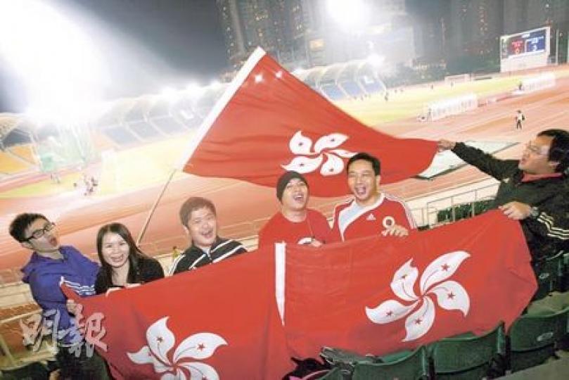 佐敦(戴帽者)與其他港足球迷,昨晚持區旗在小西灣球場支持港足打熱身賽。他們早前幾經辛苦才從足總處爭取到20張首場賽事入場券,但由於仍有大批球迷無票,他們正計劃派代表明日到廣州花都球場外排隊,看看是否仍有門票出售。(林振東攝) 佐敦(戴帽者)與其他港足球迷,昨晚持區旗在小西灣球場支持港足打熱身賽。他們早前幾經辛苦才從足總處爭取到20張首場賽事入場券,但由於仍有大批球迷無票,他們正計劃派代表明日到廣州花都球場外排隊,看看是否仍有門票出售。(林振東攝)