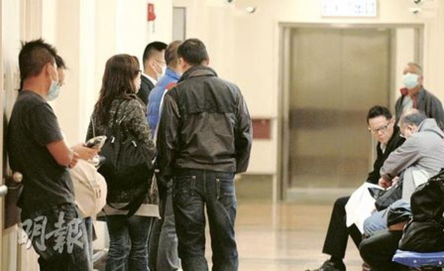 執勤時撞爆肝臟急需換肝保命的關員袁偉祥,仍在深切治療部留醫,大批同僚昨傍晚前來探望,在病房門外等候消息。(曾立本攝) 執勤時撞爆肝臟急需換肝保命的關員袁偉祥,仍在深切治療部留醫,大批同僚昨傍晚前來探望,在病房門外等候消息。(曾立本攝)