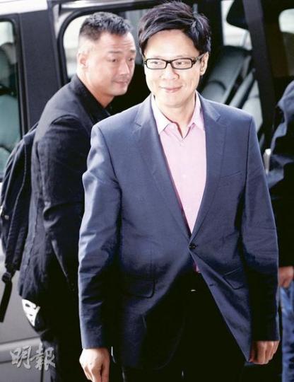 陳志雲(右)再次就貪污案上庭,繼續露出「招牌」酒窩笑容,好友王喜(左)全程陪伴在側以表支持。(李紹昌攝)思潮廣告公司董事叢培崑離庭時神態自若,昨獲控方撤銷兩項控罪,仍面對串謀欺詐及串謀使代理人受賄等控罪。(李紹昌攝)無綫市場及營業部業務拓展主管陳永孫(中),續被控以串謀欺詐,連同陳志雲和叢培崑准續保釋外出,本月23日轉往區院答辯。(李紹昌攝) 陳志雲(右)再次就貪污案上庭,繼續露出「招牌」酒窩笑容,好友王喜(左)全程陪伴在側以表支持。(李紹昌攝)思潮廣告公司董事叢培崑離庭時神態自若,昨獲控方撤銷兩項控罪,仍面對串謀欺詐及串謀使代理人受賄等控罪。(李紹昌攝)無綫市場及營業部業務拓展主管陳永孫(中),續被控以串謀欺詐,連同陳志雲和叢培崑准續保釋外出,本月23日轉往區院答辯。(李紹昌攝)