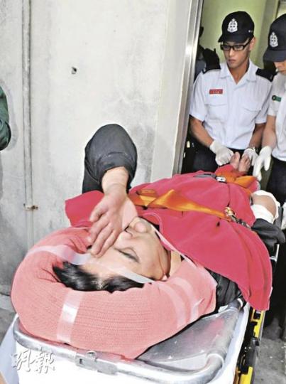 在竹林禪院跌傷的姓陳醉漢,送院時不斷念着「南無阿彌陀佛……」事主用手遮掩容貌時,一度令人誤會他作出類似宗教手勢。(蔡方山攝)荃灣竹林禪院昨日有醉漢意外跌傷,院方職員指並不認識出事醉漢,懷疑事主經後門進入院內發生意外。(蔡方山攝) 在竹林禪院跌傷的姓陳醉漢,送院時不斷念着「南無阿彌陀佛……」事主用手遮掩容貌時,一度令人誤會他作出類似宗教手勢。(蔡方山攝)荃灣竹林禪院昨日有醉漢意外跌傷,院方職員指並不認識出事醉漢,懷疑事主經後門進入院內發生意外。(蔡方山攝)