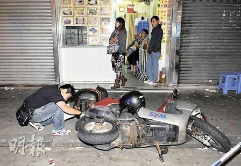 深水埗黃竹街泰式食肆有食客爭執,警員檢查被推倒電單車損毁情况。(蔡方山攝)被捕男子帶上警車時仍粗口連篇罵個不休。(蔡方山攝) 深水埗黃竹街泰式食肆有食客爭執,警員檢查被推倒電單車損毁情况。(蔡方山攝)被捕男子帶上警車時仍粗口連篇罵個不休。(蔡方山攝)