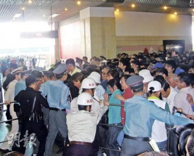 公安及地鐵工作人員極力用鐵馬將人群隔開,救出跌倒的乘客,場面驚險。(李泉攝)整個西朗站地鐵大堂迫滿人,人迫人的情况猶如春運的火車站。(李泉攝)廣州遊客在佛山祖廟留影。(李泉攝) 公安及地鐵工作人員極力用鐵馬將人群隔開,救出跌倒的乘客,場面驚險。(李泉攝)整個西朗站地鐵大堂迫滿人,人迫人的情况猶如春運的火車站。(李泉攝)廣州遊客在佛山祖廟留影。(李泉攝)