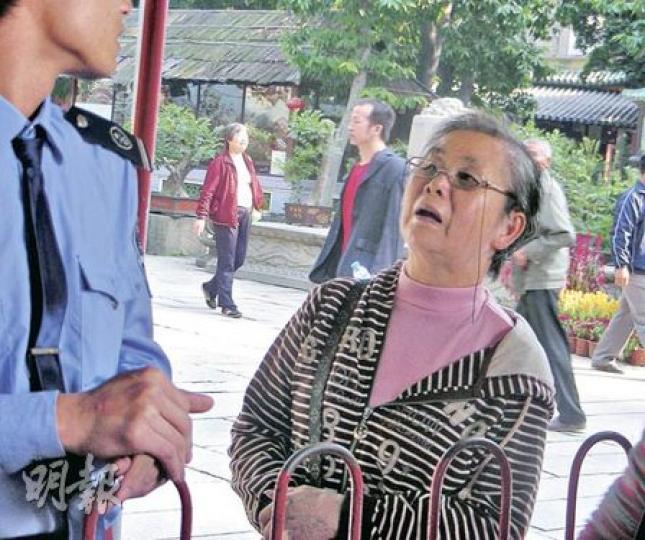 梁婆婆昨日乘搭地鐵重遊佛山,到當年佛山祖廟的放生池探望當年的烏龜。(李泉攝) 梁婆婆昨日乘搭地鐵重遊佛山,到當年佛山祖廟的放生池探望當年的烏龜。(李泉攝)