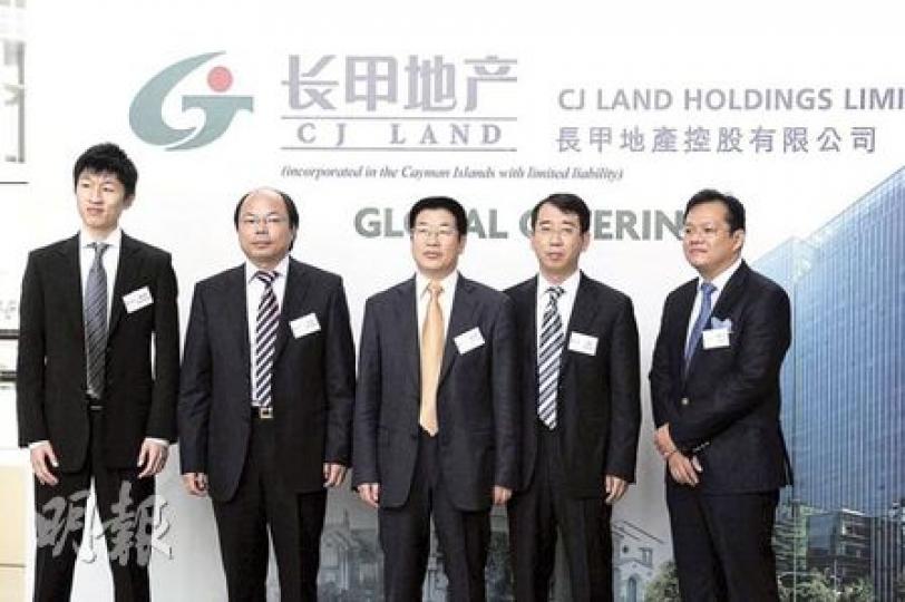 內地發展商長甲地產或有擱置上市之虞,圖為公司管理層於投資者推介會上,左起分別為執董趙宏陽(趙長甲之子)、副董事長張文浩、董事長兼首席執行官趙長甲、副董事長及總裁張帆,以及首席財務官謝知君。 (張智超攝) 內地發展商長甲地產或有擱置上市之虞,圖為公司管理層於投資者推介會上,左起分別為執董趙宏陽(趙長甲之子)、副董事長張文浩、董事長兼首席執行官趙長甲、副董事長及總裁張帆,以及首席財務官謝知君。 (張智超攝)