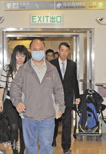 海關關長袁銘輝(右)昨與各海關高層一起到瑪麗醫院深切治療部探望袁偉祥。各人及親友步出病房時神色凝重,部分人更眼泛淚光。(劉焌陶攝)多名海關同袍昨日繼續在病房門外守候,期望袁偉祥能及時等到合適的肝臟移植,保住性命。(屈俊樂攝) 海關關長袁銘輝(右)昨與各海關高層一起到瑪麗醫院深切治療部探望袁偉祥。各人及親友步出病房時神色凝重,部分人更眼泛淚光。(劉焌陶攝)多名海關同袍昨日繼續在病房門外守候,期望袁偉祥能及時等到合適的肝臟移植,保住性命。(屈俊樂攝)