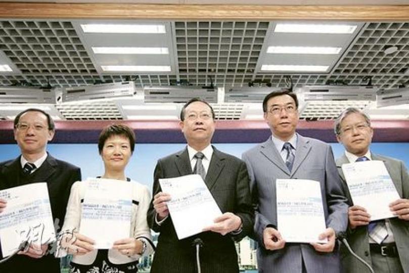 保安局昨公布大埔區校園驗毒試行計劃研究報告,副保安局長黎棟國(中)表示,未來將推行全港中學自願校園驗毒計劃,讓中學按校本情况選擇是否參加,長遠會將校園驗毒列入教育局健康校園政策的一部分。(郭慶輝攝)(明報製圖) 保安局昨公布大埔區校園驗毒試行計劃研究報告,副保安局長黎棟國(中)表示,未來將推行全港中學自願校園驗毒計劃,讓中學按校本情况選擇是否參加,長遠會將校園驗毒列入教育局健康校園政策的一部分。(郭慶輝攝)(明報製圖)