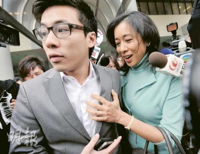 霍啟人(左)今年7月醉駕失事撞欄,昨就危險駕駛及酒後駕駛罪獲輕刑160小時社會服務令及停牌1年,其母朱玲玲(右)說:「依家完咗就好喇。」 (葉漢華攝) 霍啟人(左)今年7月醉駕失事撞欄,昨就危險駕駛及酒後駕駛罪獲輕刑160小時社會服務令及停牌1年,其母朱玲玲(右)說:「依家完咗就好喇。」 (葉漢華攝)