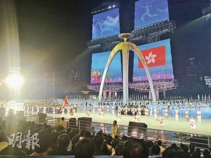 由學生扮演的「香港隊」入場。後為火炬台。(明報記者攝) 由學生扮演的「香港隊」入場。後為火炬台。(明報記者攝)