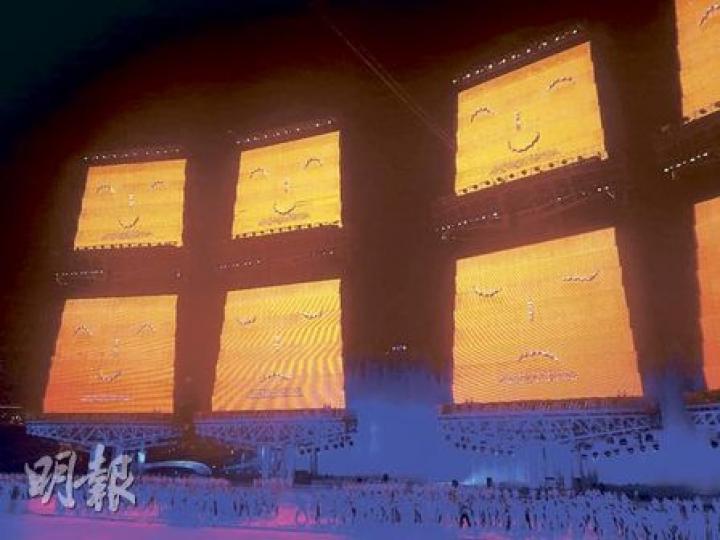 河南塔溝武術學校的學生在威也牽引下做出各種造型。(明報記者攝) 河南塔溝武術學校的學生在威也牽引下做出各種造型。(明報記者攝)
