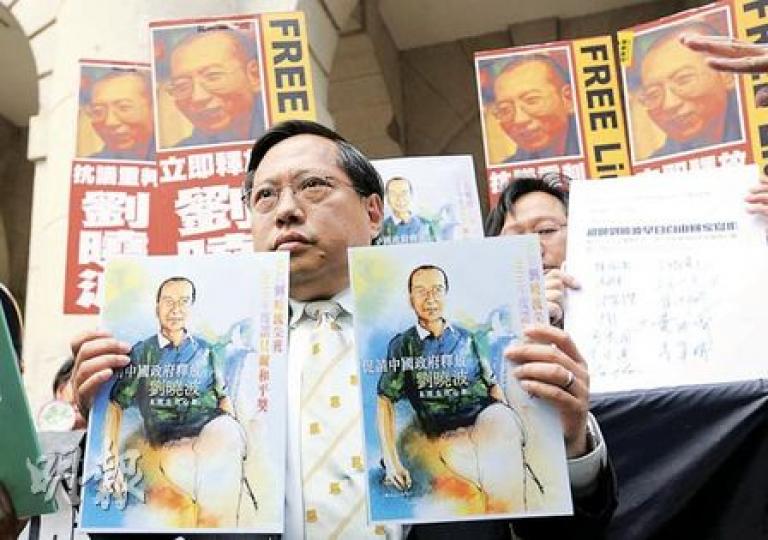 民主黨及民間團體發起明信片簽名行動,要求中央釋放劉曉波,民主黨主席何俊仁等均有出席。(朱永倫攝)立法會昨日辯論「釋放劉曉波動議」,建制派議員大部分時間都未有在席,議案最終在功能組別反對下遭到否決。(朱永倫攝) 民主黨及民間團體發起明信片簽名行動,要求中央釋放劉曉波,民主黨主席何俊仁等均有出席。(朱永倫攝)立法會昨日辯論「釋放劉曉波動議」,建制派議員大部分時間都未有在席,議案最終在功能組別反對下遭到否決。(朱永倫攝)