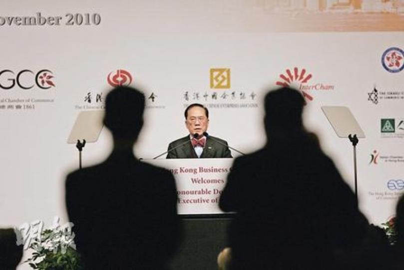 特首曾蔭權昨日出席商界午餐會時多番強調,社會生態形勢已改變,市民對政府、商界有愈來愈大的期望,呼籲商界為社會多做事。(郭慶輝攝) 特首曾蔭權昨日出席商界午餐會時多番強調,社會生態形勢已改變,市民對政府、商界有愈來愈大的期望,呼籲商界為社會多做事。(郭慶輝攝)