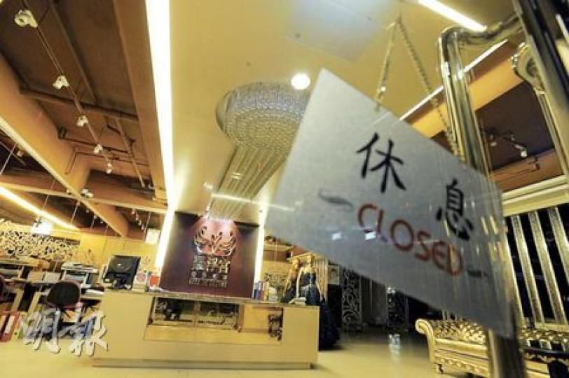 本港大型婚紗店羅浮宮將於月底結業,記者昨前往尖沙嘴分店查詢時,職員表示昨日才知悉事件。(何家達攝) 本港大型婚紗店羅浮宮將於月底結業,記者昨前往尖沙嘴分店查詢時,職員表示昨日才知悉事件。(何家達攝)