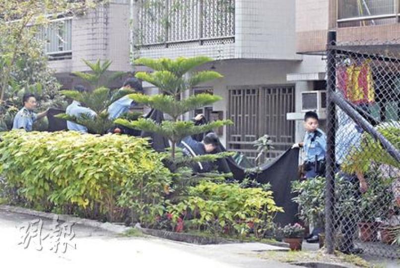 粉嶺北圍醉酒男子懷疑沒帶鎖匙爬入屋時失足墮斃,警員用帳幕將屍體蓋上及在場搜證調查。(劉友光攝)警員調查後相信案件無可疑,墮樓男子屍體由仵工舁送殮房,稍後剖驗確定死因。(劉友光攝) 粉嶺北圍醉酒男子懷疑沒帶鎖匙爬入屋時失足墮斃,警員用帳幕將屍體蓋上及在場搜證調查。(劉友光攝)警員調查後相信案件無可疑,墮樓男子屍體由仵工舁送殮房,稍後剖驗確定死因。(劉友光攝)
