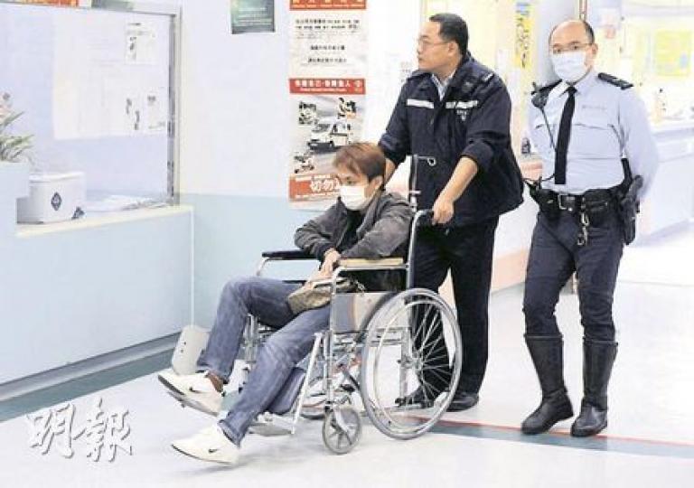 案中其中一名被捕男子報稱不適,送院時要坐輪椅。(蔡方山攝) 案中其中一名被捕男子報稱不適,送院時要坐輪椅。(蔡方山攝)