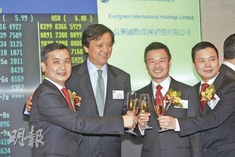 新股火熱,港交所行政總裁李小加(左二)亦有出席長興上市儀式。右二為長興主席陳育明。(李紹昌攝) 新股火熱,港交所行政總裁李小加(左二)亦有出席長興上市儀式。右二為長興主席陳育明。(李紹昌攝)