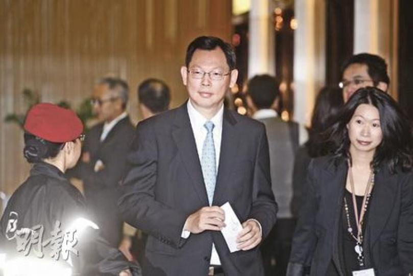 金管局總裁陳德霖(中)昨早在該局總部大堂對記者表示,美國的QE2會在未來幾月對金融市場帶來波動。(李紹昌攝) 金管局總裁陳德霖(中)昨早在該局總部大堂對記者表示,美國的QE2會在未來幾月對金融市場帶來波動。(李紹昌攝)