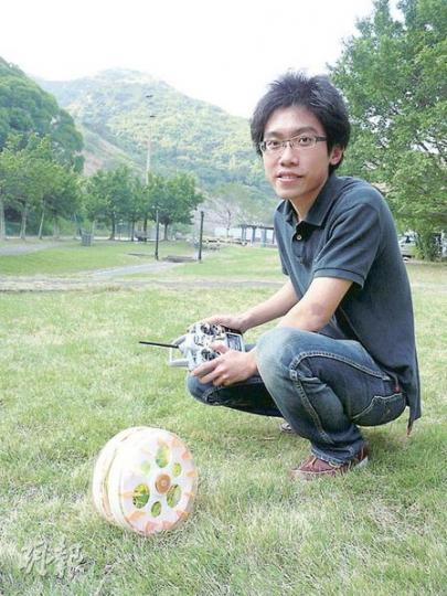 IVE學生葉俊華表示,「地面搜索球」體積較小,可協助搜救人員在災難中的狹窄地方搜索失蹤者。他與其他IVE學生的作品將於明天舉行的創新科技嘉年華展出。(鄭穎瑩攝) IVE學生葉俊華表示,「地面搜索球」體積較小,可協助搜救人員在災難中的狹窄地方搜索失蹤者。他與其他IVE學生的作品將於明天舉行的創新科技嘉年華展出。(鄭穎瑩攝)