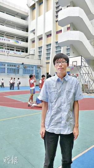 預科畢業生胡啟澄兩年前完成會考後從區內名校轉讀馬松深中學,他自覺對馬松深中學較有歸屬感。(蕭輝浩攝) 預科畢業生胡啟澄兩年前完成會考後從區內名校轉讀馬松深中學,他自覺對馬松深中學較有歸屬感。(蕭輝浩攝)