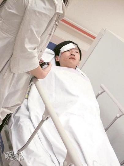 姓杜男生送院後仍感驚慌,記不起撞車過程。(梁珮珊攝) 姓杜男生送院後仍感驚慌,記不起撞車過程。(梁珮珊攝)