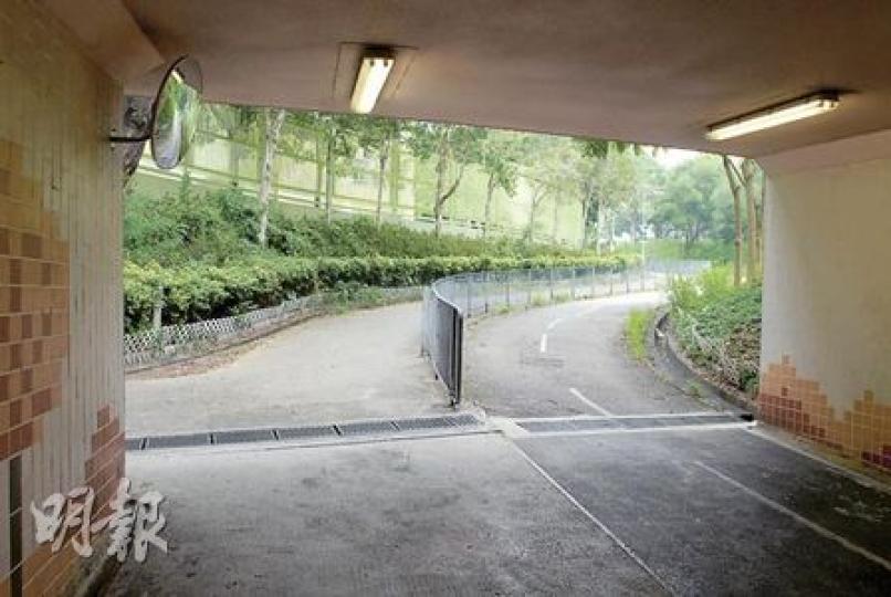 現場隧道內裝有光管照明,牆角「魚眼鏡」有助確定隧道內外路面視野。(劉友光攝) 現場隧道內裝有光管照明,牆角「魚眼鏡」有助確定隧道內外路面視野。(劉友光攝)