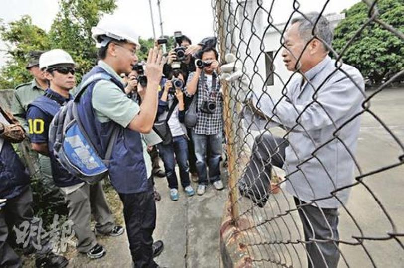 地政總署昨連同港鐵、警方、中電人員等，到菜園村收回部分空置村屋及土地，並向住戶發出收地通知，有老村民不滿只得兩星期寬限，與政府人員理論。 （何家達攝）負責新菜園村規劃建築的港大建築系副教授王維仁（左），與團隊手持模型笑言以「蝕本價」為村民服務比為發展商工作更快樂，認為有發展商為賺錢多重豪裝，卻忽略用家需要，部分為賣好價更大蓋發水樓。（李紹昌攝）