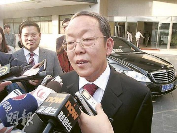 港澳辦主任王光亞昨於北京會見九龍社團聯會,首次與傳媒見面,他回應傳媒提問時說日後有很多機會來港,現時首要是了解香港民情。(明報記者攝) 港澳辦主任王光亞昨於北京會見九龍社團聯會,首次與傳媒見面,他回應傳媒提問時說日後有很多機會來港,現時首要是了解香港民情。(明報記者攝)