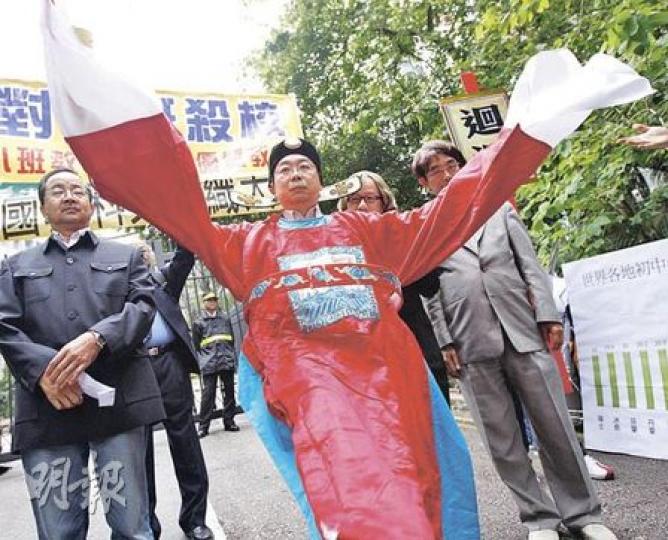 教協將於周日舉行「爭小班反殺校」遊行，教協副會長張文光（中）昨於中環上演街頭劇，他扮演「古裝版」孫明揚，諷刺政府拒絕全面實施小班教育。張文光笑稱，扮孫公「最緊要肚腩行先」，觀眾看見他一身紅袍造型，都讚他「有風格、有台型」。（李紹昌攝）