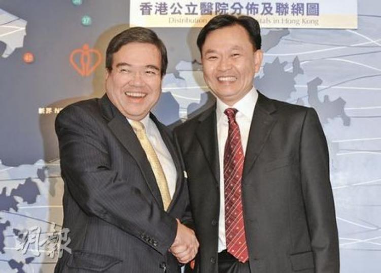 醫管局主席胡定旭(左)讚揚新任醫管局行政總裁梁栢賢(右)擁有非常高的管理及領導能力,而梁栢賢辭退公務員職務出任新職,亦獲公務員事務局批准,毋須受俗稱「過冷河」的禁制期限制工作。(何家達攝) 醫管局主席胡定旭(左)讚揚新任醫管局行政總裁梁栢賢(右)擁有非常高的管理及領導能力,而梁栢賢辭退公務員職務出任新職,亦獲公務員事務局批准,毋須受俗稱「過冷河」的禁制期限制工作。(何家達攝)