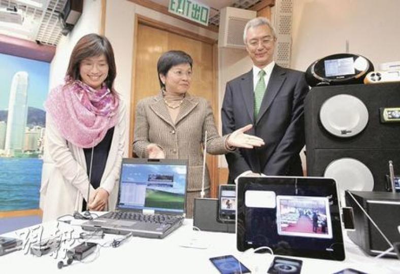 政府昨日宣布向3家公司發出數碼聲音廣播牌照,商務及經濟發展局長劉吳惠蘭(中)、常任秘書長(通訊及科技)謝曼怡(左)及廣管局主席何沛謙昨日出席簡布會。(葉漢華攝)(明報製圖) 政府昨日宣布向3家公司發出數碼聲音廣播牌照,商務及經濟發展局長劉吳惠蘭(中)、常任秘書長(通訊及科技)謝曼怡(左)及廣管局主席何沛謙昨日出席簡布會。(葉漢華攝)(明報製圖)