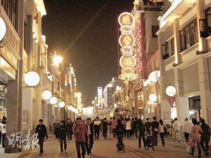 廣州西關上下九步行街,是當地老字號美食的集中地。(明報記者攝)來自法國的Alfred(右)說自己敢試「不明食物」,但Lilian(左)曾經病從口入,故不敢大意。(明報記者攝) 廣州西關上下九步行街,是當地老字號美食的集中地。(明報記者攝)來自法國的Alfred(右)說自己敢試「不明食物」,但Lilian(左)曾經病從口入,故不敢大意。(明報記者攝)