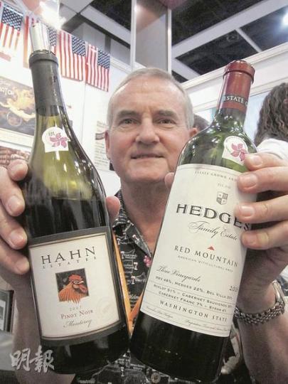 圖右的「Hedges Family Estate: Red Mountain」系列紅酒的2007版,獲「最具波爾多風格(300元以下)」物有所值獎。(陳志偉攝) 圖右的「Hedges Family Estate: Red Mountain」系列紅酒的2007版,獲「最具波爾多風格(300元以下)」物有所值獎。(陳志偉攝)