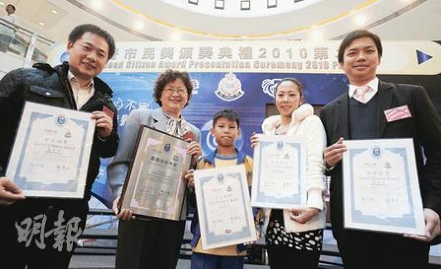 警方昨舉行好市民頒獎禮,表揚40名協助破案的市民,圖左起為鄭展華、潘任惠珍、李榮光、鄺綺薇和其丈夫蕭偉祥。(朱永倫攝) 警方昨舉行好市民頒獎禮,表揚40名協助破案的市民,圖左起為鄭展華、潘任惠珍、李榮光、鄺綺薇和其丈夫蕭偉祥。(朱永倫攝)