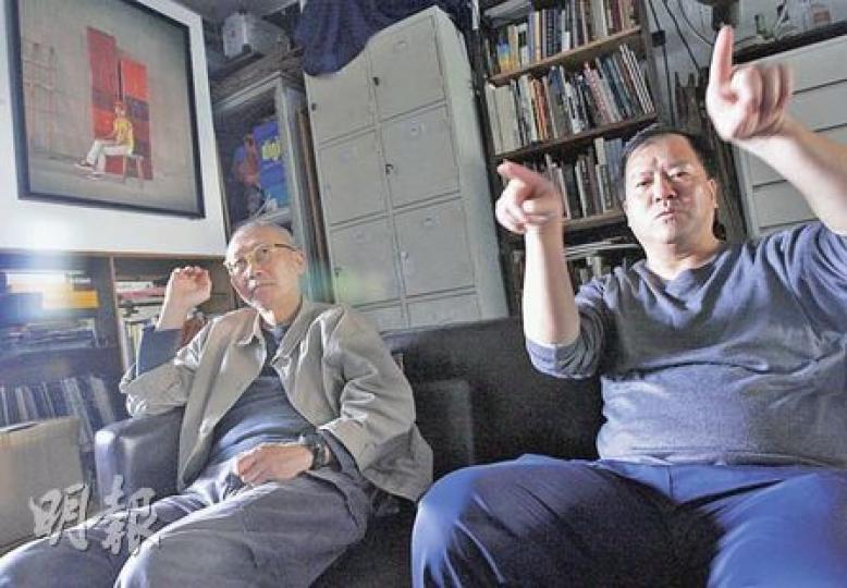 香港攝影文化協會主席梁家泰(左)及負責是次活動的策展人黎健強博士(右)蒐羅19世紀的照片在本地首屆攝影節展出。(李紹昌攝)現在的灣仔堅拿道已變成繁忙的行車路,路旁建滿多幢高樓大廈。(梁家泰攝)如今以同一角度望向太平山,中環已全是摩天高樓,太平山的山脊更被IFC二期遮了一截。(謝志德攝) 香港攝影文化協會主席梁家泰(左)及負責是次活動的策展人黎健強博士(右)蒐羅19世紀的照片在本地首屆攝影節展出。(李紹昌攝)現在的灣仔堅拿道已變成繁忙的行車路,路旁建滿多幢高樓大廈。(梁家泰攝)如今以同一角度望向太平山,中環已全是摩天高樓,太平山的山脊更被IFC二期遮了一截。(謝志德攝)