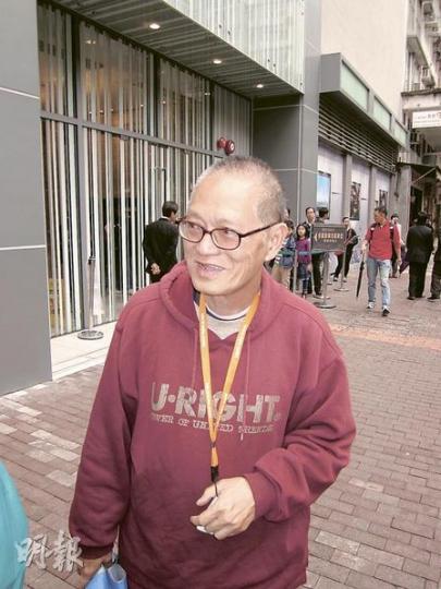 翠匯軒睇樓客鄧先生,自言在油麻地一帶有投資物業,他不覺得現時香港樓價貴,並笑言:「若嫌香港樓價貴,倒不如去新疆買樓,那裏(指新疆)就不貴啦!」被問及是否擔心樓市有泡沫時,鄧生的金句則是:「有泡沫才會繁榮,好似飲酒咁,有泡沫才好飲。」(林可為攝) 翠匯軒睇樓客鄧先生,自言在油麻地一帶有投資物業,他不覺得現時香港樓價貴,並笑言:「若嫌香港樓價貴,倒不如去新疆買樓,那裏(指新疆)就不貴啦!」被問及是否擔心樓市有泡沫時,鄧生的金句則是:「有泡沫才會繁榮,好似飲酒咁,有泡沫才好飲。」(林可為攝)