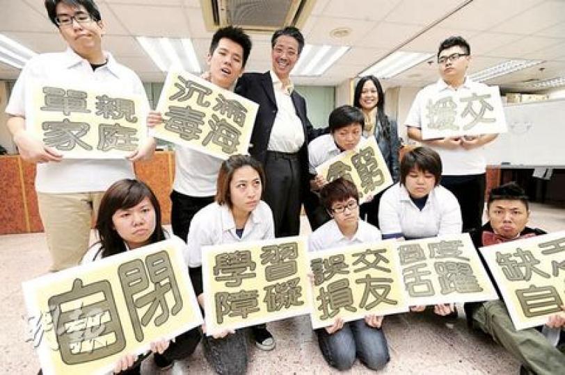 一班教院學生、教師和「開引號」劇團成員在教協遊行前夕上演短劇。小學教師兼導演陳易麟(後排左四)表示,短劇講述教育局長孫明揚出席電視遊戲節目,諷刺當局漠視學生問題和需求,視教育問題如玩遊戲。(何家達攝)教育局長孫明揚(中)重申「政府作為官中的辦學者會積極支持」,但未有確認官校劃一縮班,有官校校長透露,不少官校「未決定參與縮班」。(陳智良攝) 一班教院學生、教師和「開引號」劇團成員在教協遊行前夕上演短劇。小學教師兼導演陳易麟(後排左四)表示,短劇講述教育局長孫明揚出席電視遊戲節目,諷刺當局漠視學生問題和需求,視教育問題如玩遊戲。(何家達攝)教育局長孫明揚(中)重申「政府作為官中的辦學者會積極支持」,但未有確認官校劃一縮班,有官校校長透露,不少官校「未決定參與縮班」。(陳智良攝)