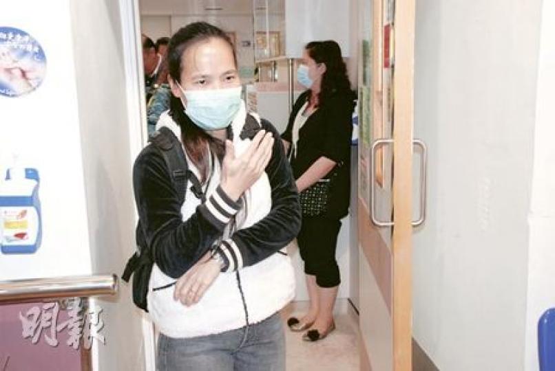 袁偉祥的妻子說,已親自向丈夫的救命恩人許細文道謝,更讚他是「世界上最好的人」。(屈俊樂攝)袁偉祥的偶像容祖兒昨日送花籃到深切治療部,祝袁偉祥早日康復。(何家達攝) 袁偉祥的妻子說,已親自向丈夫的救命恩人許細文道謝,更讚他是「世界上最好的人」。(屈俊樂攝)袁偉祥的偶像容祖兒昨日送花籃到深切治療部,祝袁偉祥早日康復。(何家達攝)