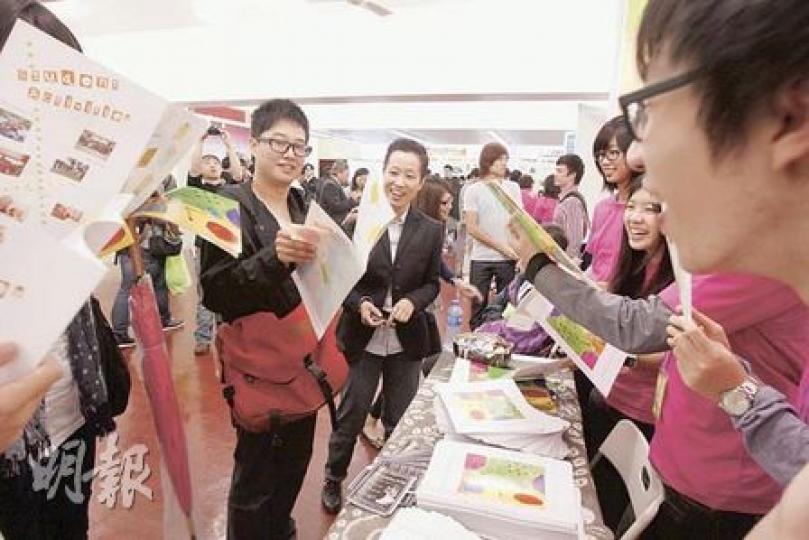 樹仁大學昨舉行入學資訊日,吸引近千名末代高考生及新高中二年級生出席,大部分學生對該校的經濟及金融學和新聞與傳播文學士課程較有興趣。有意報讀該校學生可於明年6月高考放榜後到學校申請入讀。(李紹昌攝) 樹仁大學昨舉行入學資訊日,吸引近千名末代高考生及新高中二年級生出席,大部分學生對該校的經濟及金融學和新聞與傳播文學士課程較有興趣。有意報讀該校學生可於明年6月高考放榜後到學校申請入讀。(李紹昌攝)