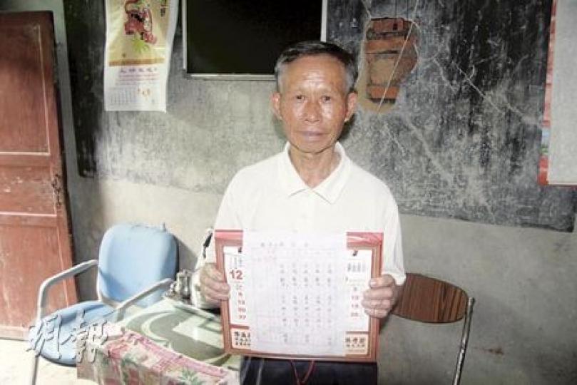 「振老師」莊仲振的上課時間表排得密密麻麻。(麥俊攝) 「振老師」莊仲振的上課時間表排得密密麻麻。(麥俊攝)