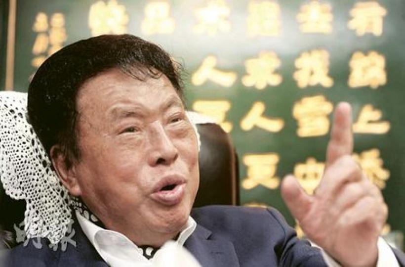 「中國裸捐第一人」余彭年﹕如果三大地產巨富願意帶頭捐出一半身家,這樣,香港就無晒窮人。(余俊亮攝) 「中國裸捐第一人」余彭年﹕如果三大地產巨富願意帶頭捐出一半身家,這樣,香港就無晒窮人。(余俊亮攝)