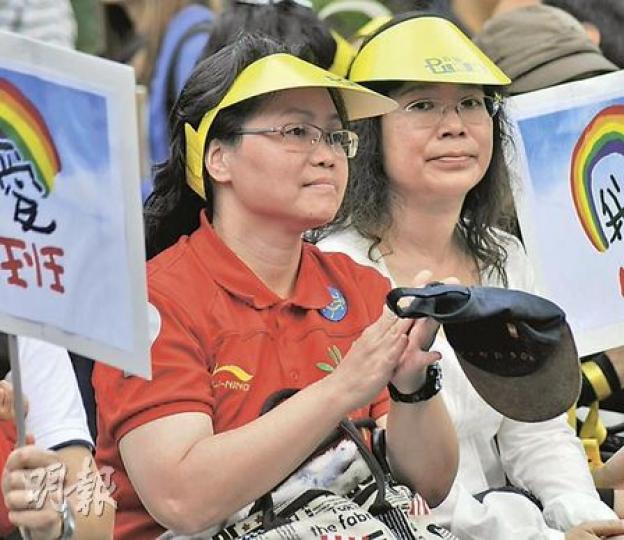 任老師(左)表示,自己因工作繁忙而無暇兼顧疑有讀寫障礙的兒子,令他錯失治療的黃金時間,令她感到十分內疚。(葉漢華攝) 任老師(左)表示,自己因工作繁忙而無暇兼顧疑有讀寫障礙的兒子,令他錯失治療的黃金時間,令她感到十分內疚。(葉漢華攝)