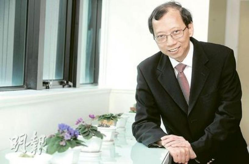 嶺大校長陳玉樹談學額回撥﹕有關大原則(學額回撥)實屬合理,但今次涉及的學額數目偏多,而且大學不是商業機構,需要有長遠發展計劃,不能像工業生產線般,隨時增減學系數目。(尹錦恩攝) 嶺大校長陳玉樹談學額回撥﹕有關大原則(學額回撥)實屬合理,但今次涉及的學額數目偏多,而且大學不是商業機構,需要有長遠發展計劃,不能像工業生產線般,隨時增減學系數目。(尹錦恩攝)