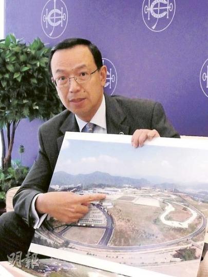 賽馬會公司發展事務執行總監麥建華指出圖中從化馬術場的位置,為舉行亞運馬術盛裝舞步賽的場地。(馮樂琳攝) 賽馬會公司發展事務執行總監麥建華指出圖中從化馬術場的位置,為舉行亞運馬術盛裝舞步賽的場地。(馮樂琳攝)